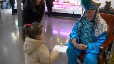 Els infants de Sant Feliu de Guíxols entreguen la carta al patge reial