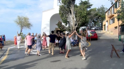 A la plaça de Sant Ramon de Begur cada 31 d'agost es ballen sardanes