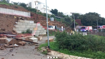 Bombers treballen en el despreniment d'un mur de contenció a Begur