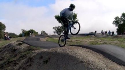 Desenes de participants competeixen a la Copa Catalana de Pumptrack a Begur