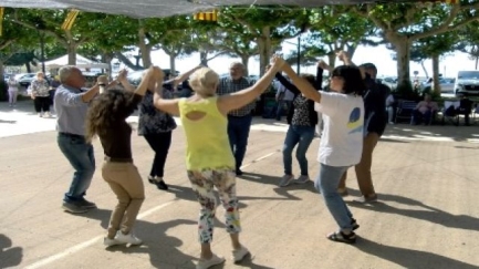 Desenes de persones ballen al ritme de sardanes a l'Aplec de Sant Feliu