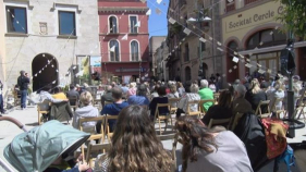 El centre de Calonge s'omple de música, roses i parades de llibres de 75 nacionalitats