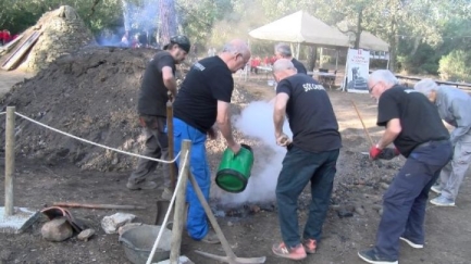 Els voluntaris de La Carbonera comencen a rescaldejar el carbó vegetal