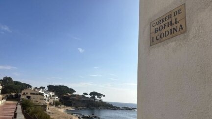 Instal·len 136 noves plaques ceràmiques als carrers més cèntrics de Calella