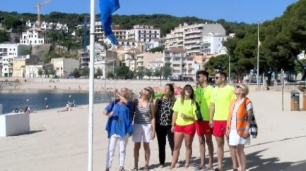 La bandera blava ja oneja a la platja gran de Sant Feliu i Sant Pol