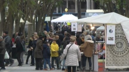 La Botiga al Carrer omple Sant Feliu de productes, ofertes i visitants