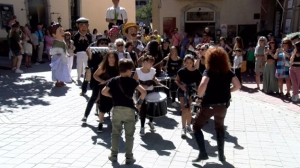 La cercavila popular de Santa Reparada fa vibrar els carrers del centre de Begur