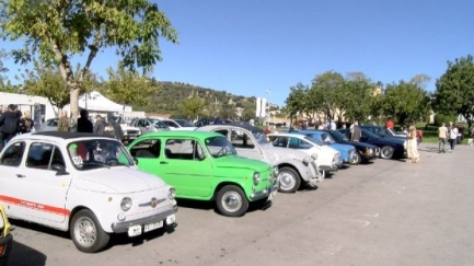 La fira del Retromotor de Platja d'Aro omple de gent el pàrquing de la Masia Bas