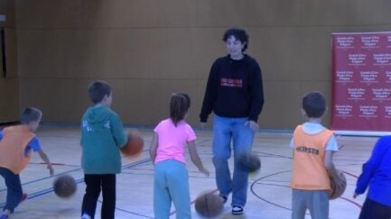 La jugadora de l'UNI Girona, Ainhoa López visita els infants del Casal Esportiu