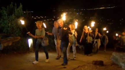 La pujada de torxes al Castell i la hissada de bandera, un clàssic per iniciar la Diada