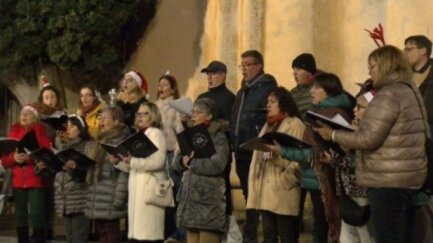 L’esperit nadalenc omple de nadales i alegria la inauguració del pessebre a Sant Feliu