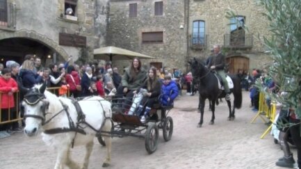 Monells celebra Sant Burget amb animals, tractors, música i una gran afluència