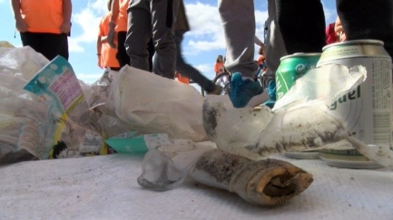 Recullen 10kg de residus en menys d'una hora a la Gola del Ter