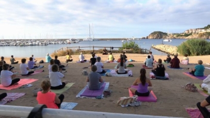 Torna una de les activitats més esperades de l'estiu: el ioga a la platja