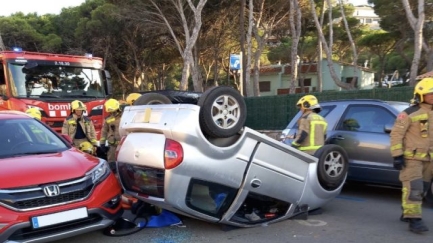 Una persona queda atrapada dins el seu cotxe després de fer voltes de campana a Pals