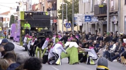 Una seixantena de colles desfilen per la Gran Rua de Carnaval de Palamós