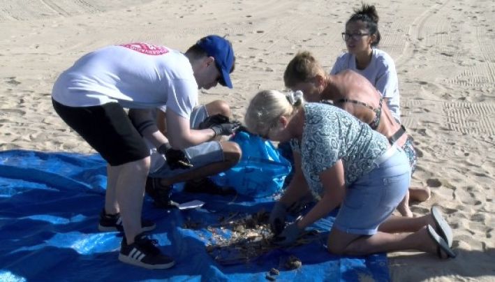 La neteja de la platja de Sant Antoni de Calonge recull 70 kg de deixalles