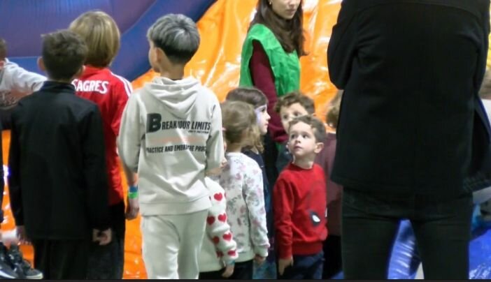 Palamós juga amb els amics i la família al Parc Infantil de Nadal