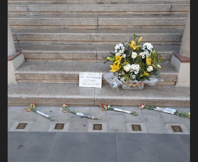 Rams de flors per commemorar les Víctimes de l’Holocaust