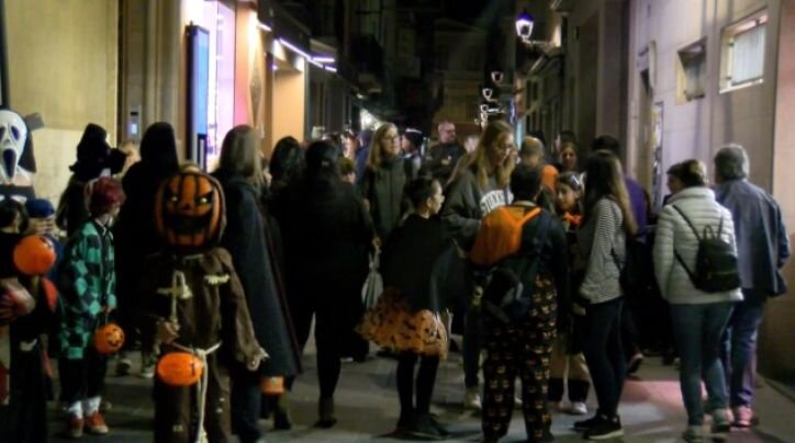 Sant Feliu de Guíxols s'omple de disfresses i dolços per Halloween